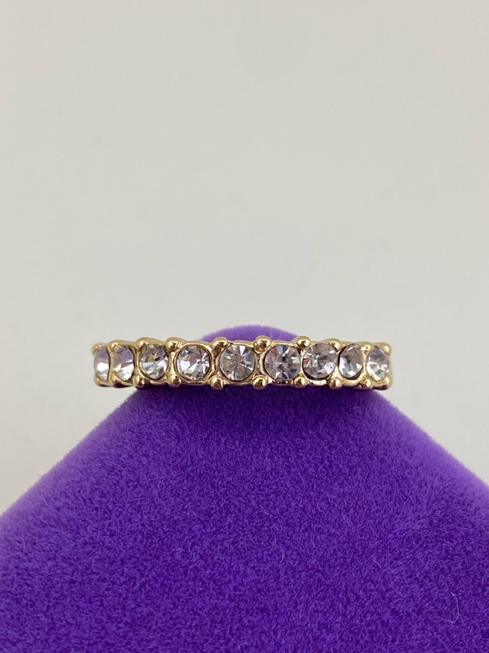 💛 Classic Gold-Tone Rhinestone Band Ring - Picture 2 of 5